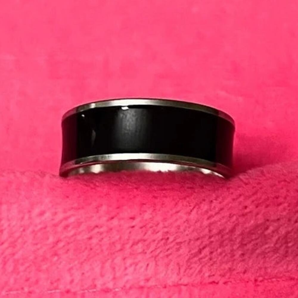 Vintage Jewelry Unisex Shiny Black and Silver Ring Size 7.25
